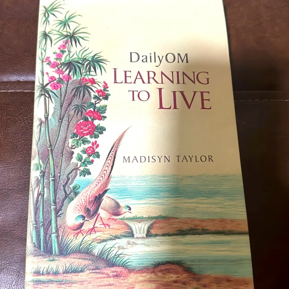Daily OM learning to Live hardcover📕
